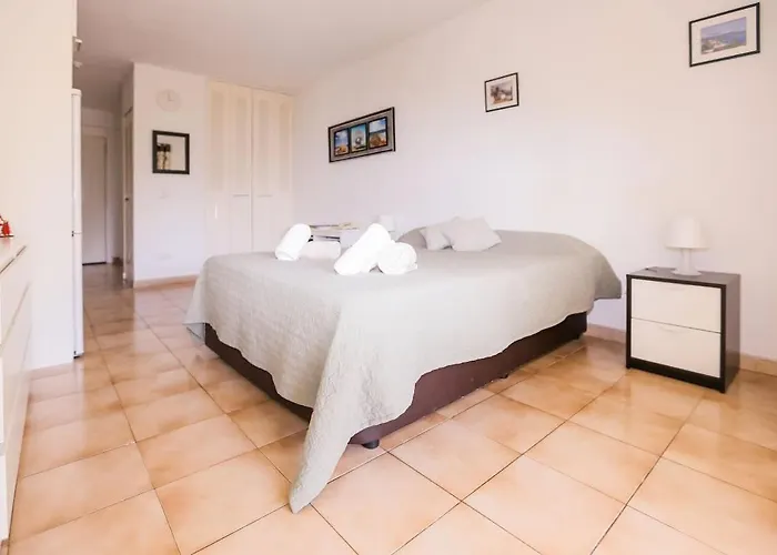 Inn Castle Harbour 347